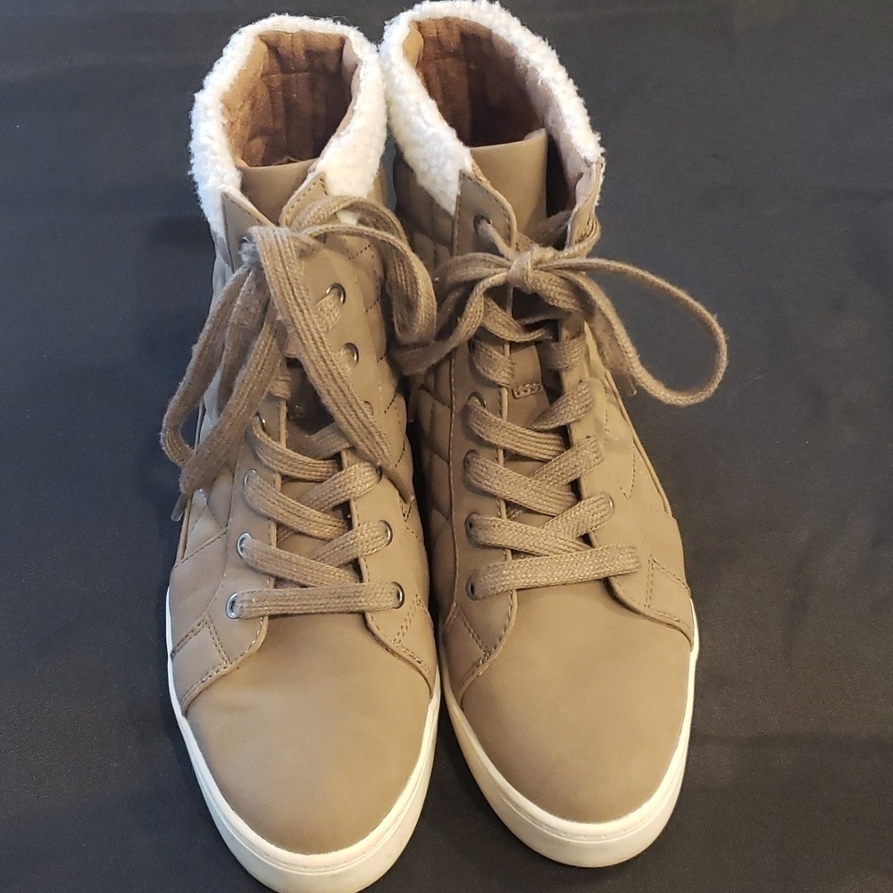 Wonderly Winny ankle bootie sneaker in taupe size 8.5m